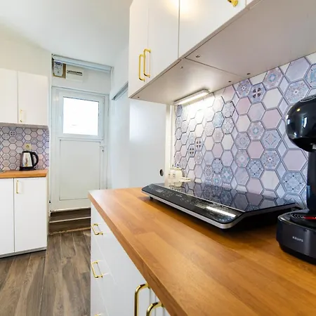 Luxury Corner In Centre With Terrace Split